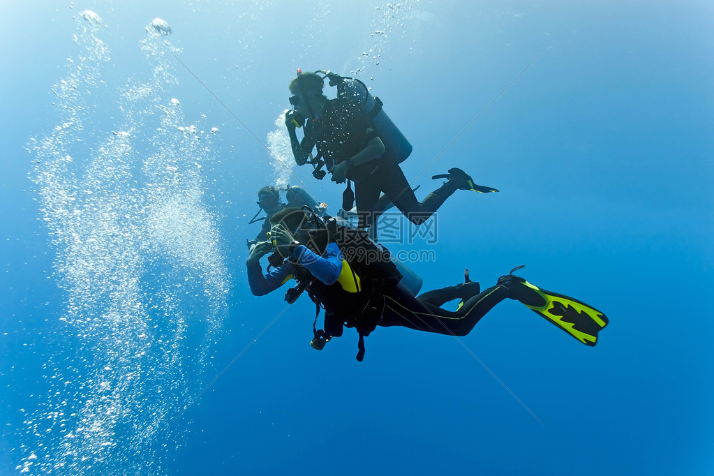 潛行創新發布全球首款融合『激光雷達+AI視覺』泳池機器人L1Ultra——以顛覆性雙智融合技術開啟水下智能清潔新紀元